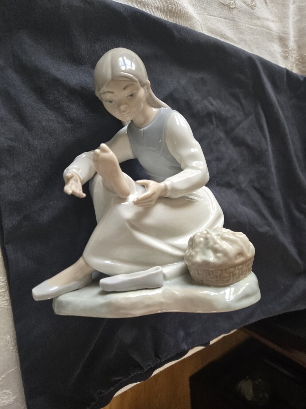 Lladro NAO Sitting Girl Nurturing Foot 105 Resting On Rock Without Shoes MINT